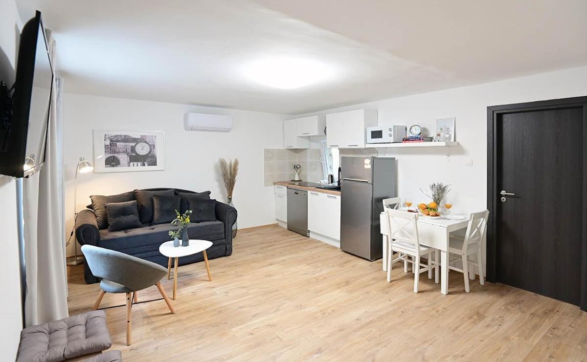 Apartment D & Studio L Dobrinj Ngoại thất bức ảnh