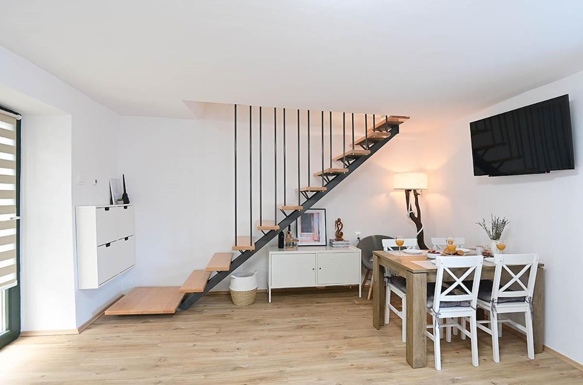 Apartment D & Studio L Dobrinj Ngoại thất bức ảnh