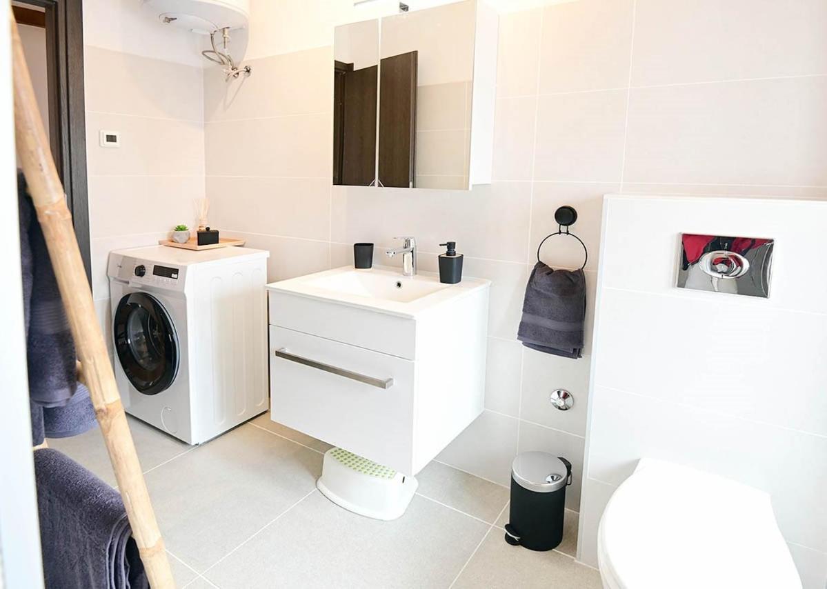 Apartment D & Studio L Dobrinj Ngoại thất bức ảnh
